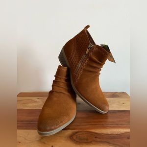 Earth Origins Collette Cheryl Ankle Boot NWOT - Size 9